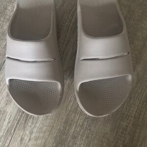 Oofos recovery sandal